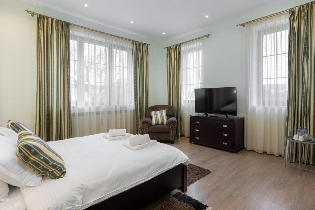 Green Yard Resort - Gorgeous property near Brașov with Private Garden, Tennis Court, Gym, Pool and Mesmerising Views over the Mountains - Habitación Doble Con Vista Al Jardín