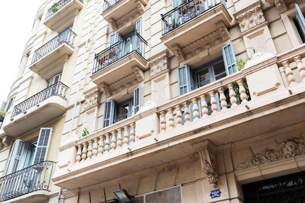 un edificio alto con balcones y ventanas. en Cal Mateu 11 huéspedes Sagrada Família, en Barcelona