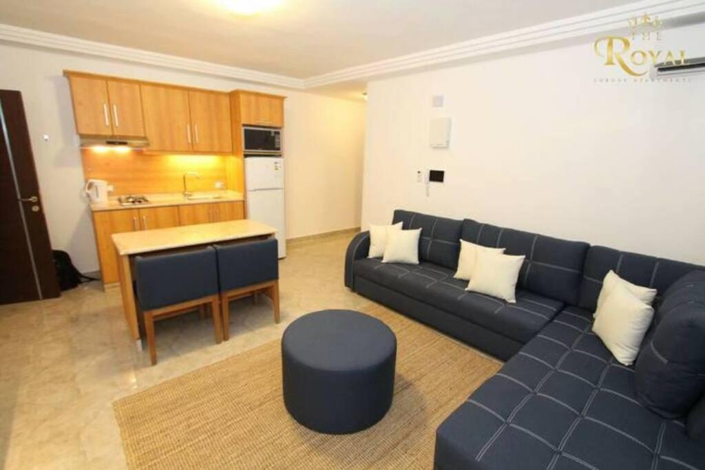 Η κουζίνα ή μικρή κουζίνα στο Royal Luxury Amman Central Apartments