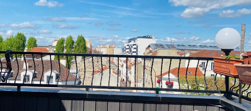 een balkon met uitzicht op de stad bij Les Marais in Pré Saint Gervais