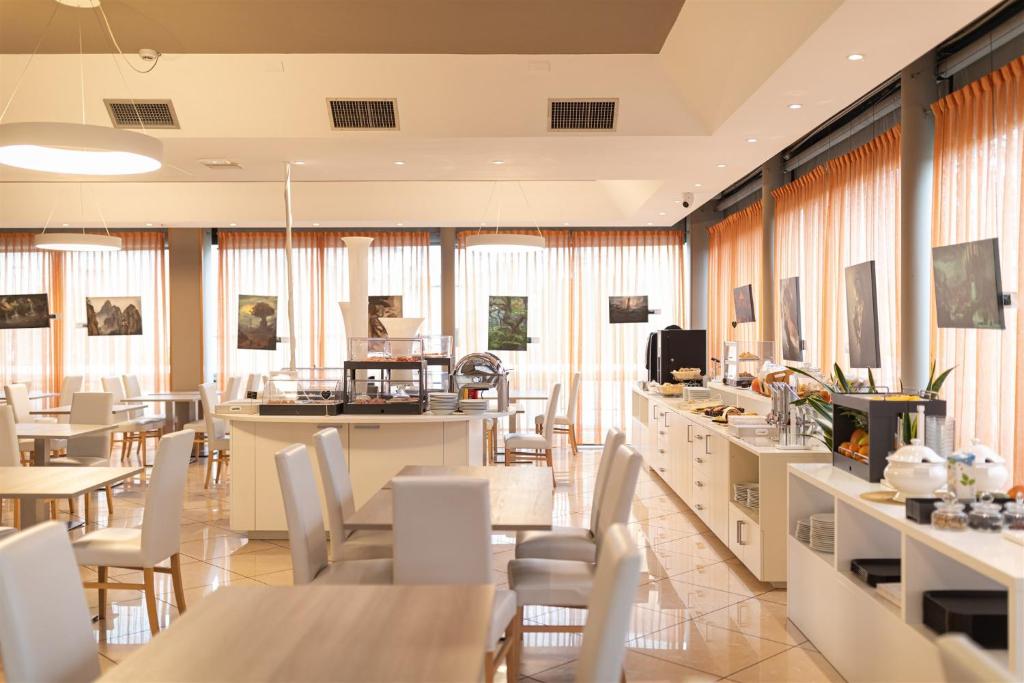 TV a/nebo společenská místnost v ubytování Noventa Hotel