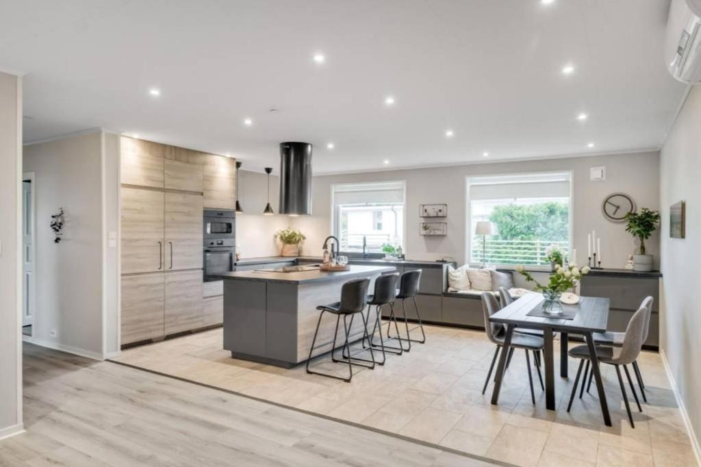 a kitchen and living room with a table and chairs at Härlig villa i Sävedalen 10 min till Göteborg in Gothenburg