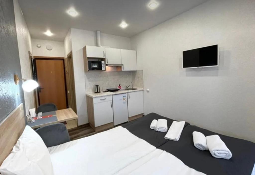 Habitación pequeña con cama y cocina en VIP apart 771 en Tiflis