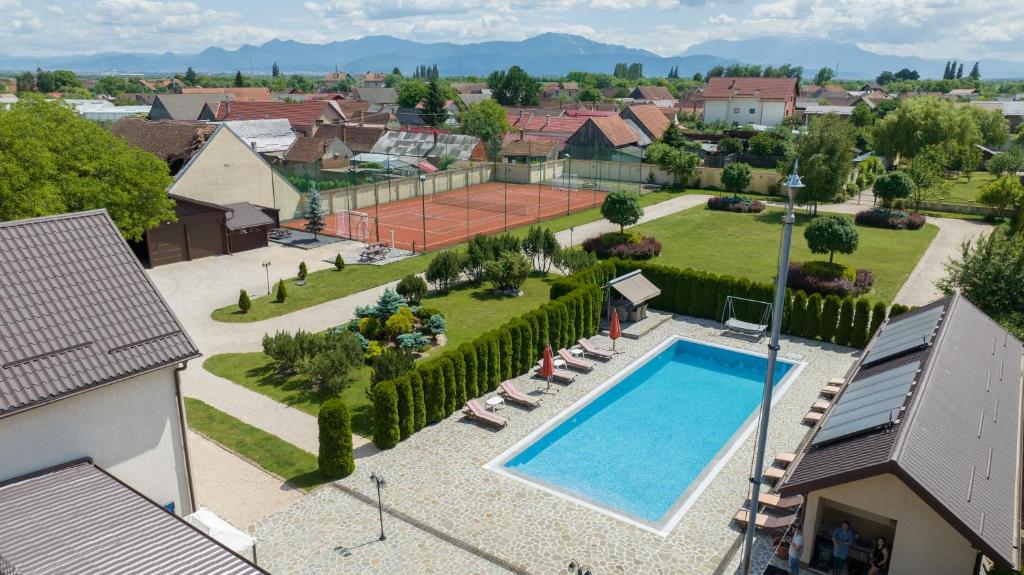 una vista aérea de una casa con pista de tenis en Domeniul Burzenland, en Heldsdorf
