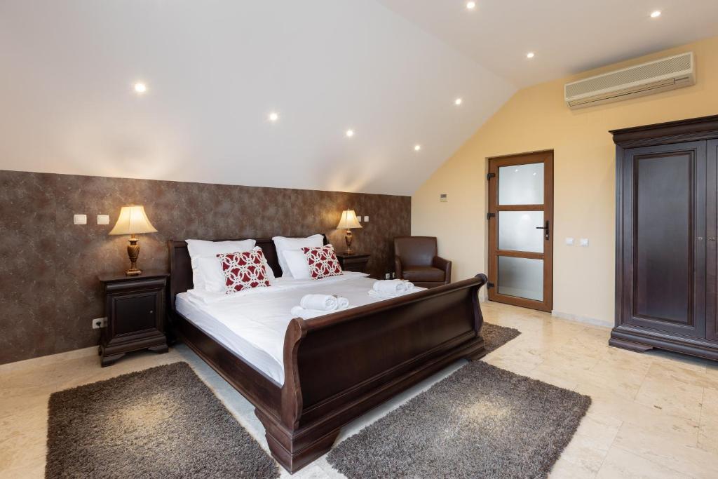 Green Yard Resort - Gorgeous property near Brașov with Private Garden, Tennis Court, Gym, Pool and Mesmerising Views over the Mountains - Habitación Doble Con Vista A La Montaña