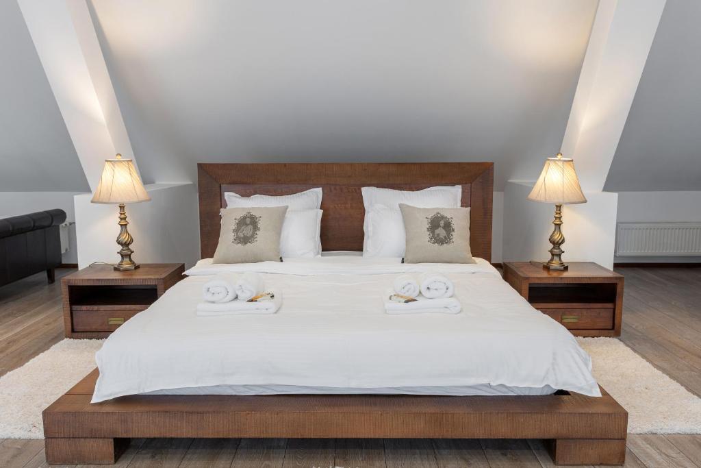 Green Yard Resort - Gorgeous property near Brașov with Private Garden, Tennis Court, Gym, Pool and Mesmerising Views over the Mountains - Triple Habitación Con Terraza