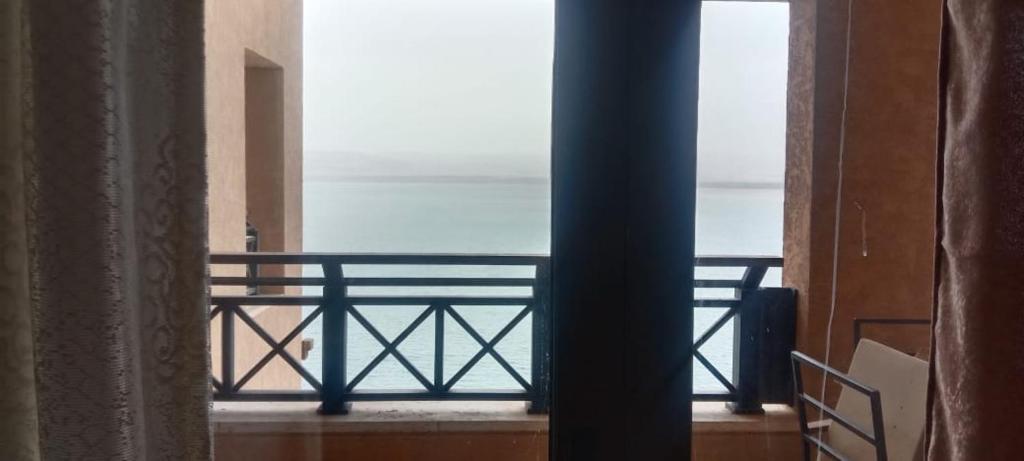 Balkón nebo terasa v ubytování DeadSea view apartments Samarah Resort E22