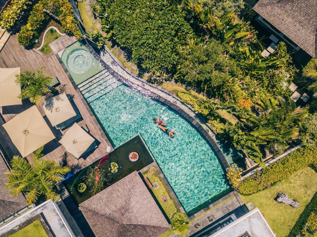una vista dall'alto di una piscina in un resort di Forever Bali Villas a Uluwatu