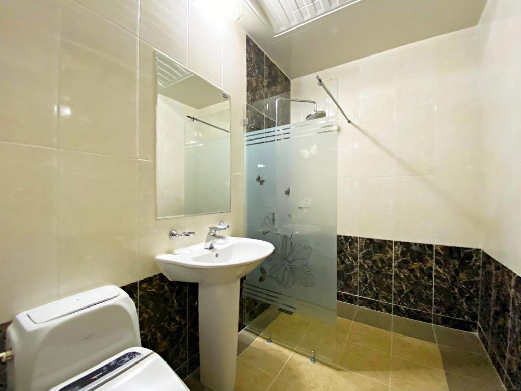 Bilik mandi di F1 Hotel