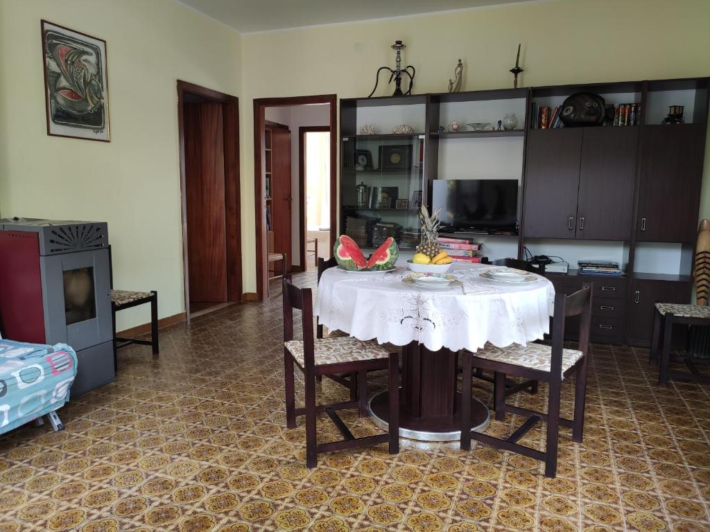 Televízia a/alebo spoločenská miestnosť v ubytovaní Casa Degli Oleandri Sul Cortile R6314