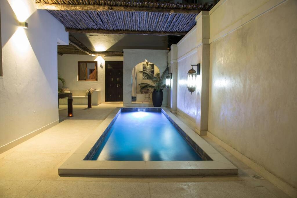- une piscine au milieu d'une pièce dans l'établissement Kenzo Apartments, à Mombasa