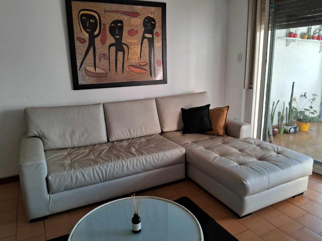 - un salon avec un canapé en cuir et une table dans l'établissement RIO lodge, à San Nicolás de los Arroyos