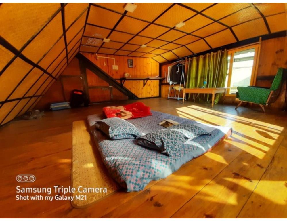 - une chambre avec un lit dans une tente dans l'établissement Hearth of Imphal, Manipur, à Imphal
