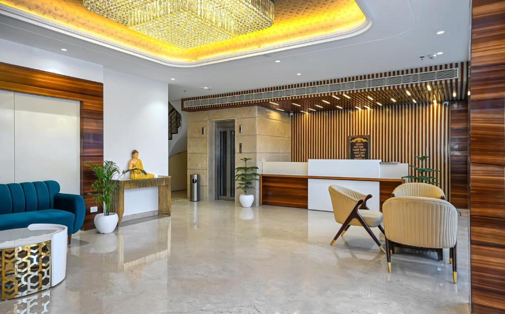 阿姆利則的住宿－Classio Royale By IO Hotels，大堂设有蓝色的沙发和桌椅