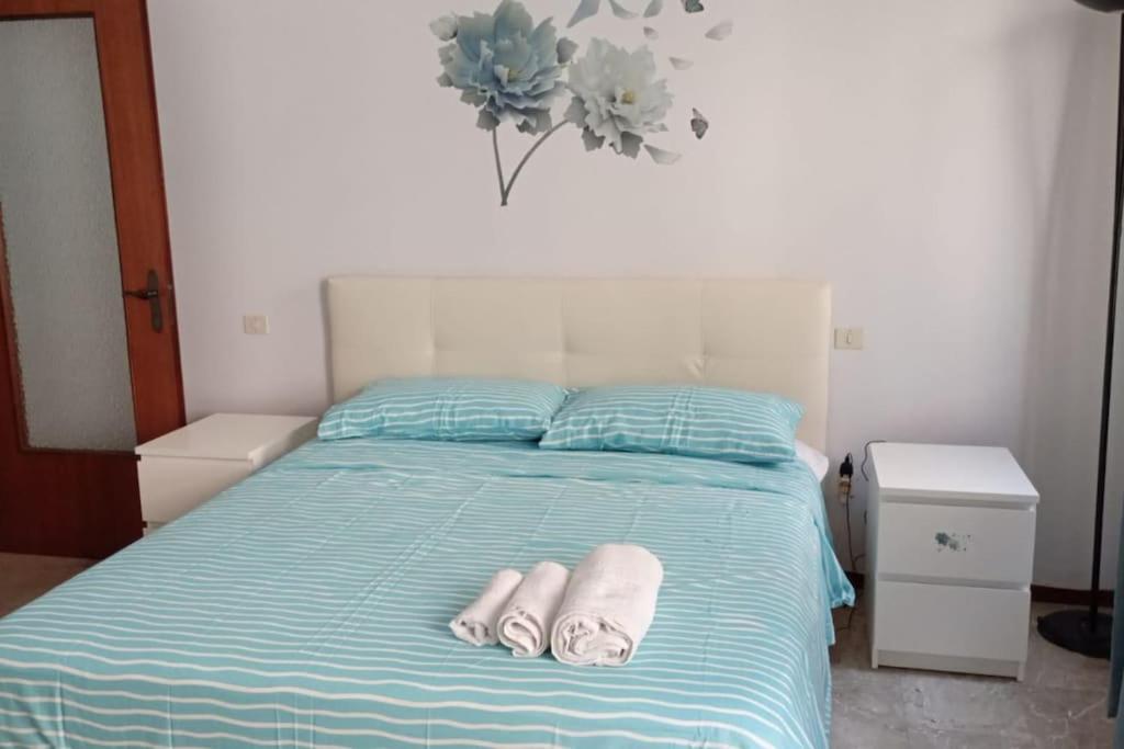 ein Bett mit zwei Handtüchern darüber in der Unterkunft casa bilocale in centro vicino stazione in Voghera