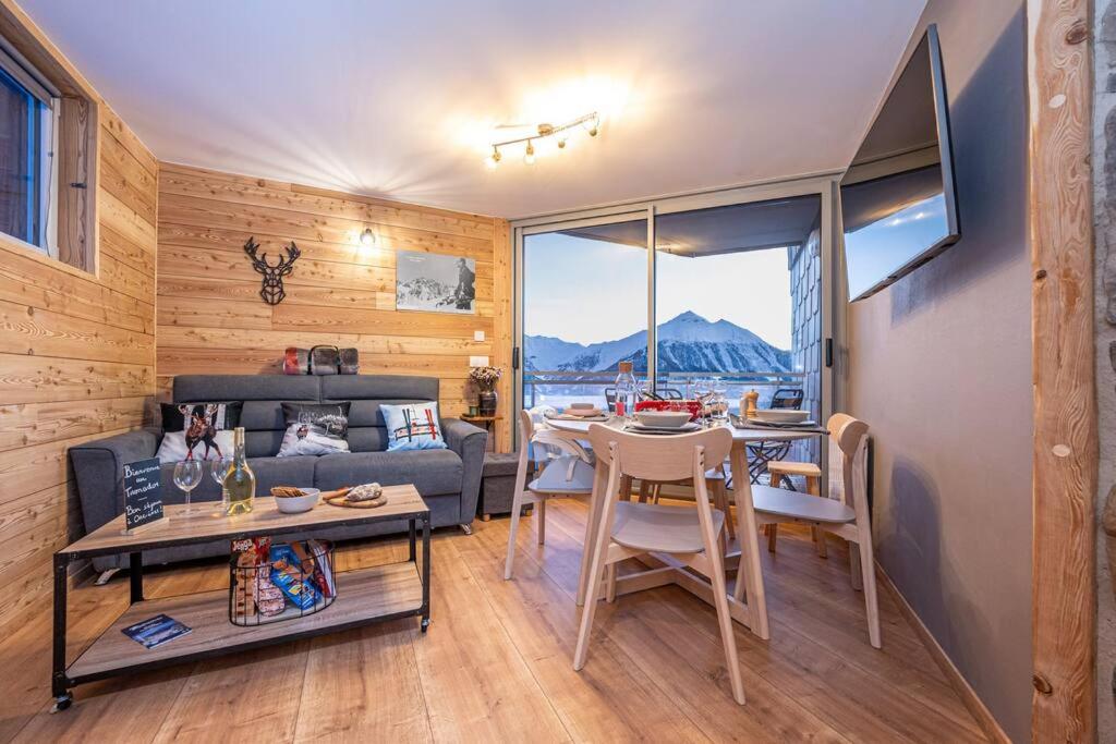 un salon avec un canapé et une table dans l'établissement LE TRONADOR - 2 pièces au pied des pistes, à Orcières