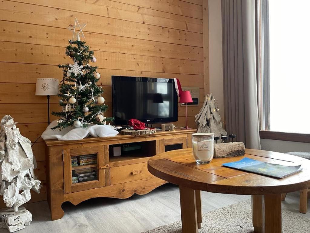 TV a/nebo společenská místnost v ubytování L'entre 2 Lacs