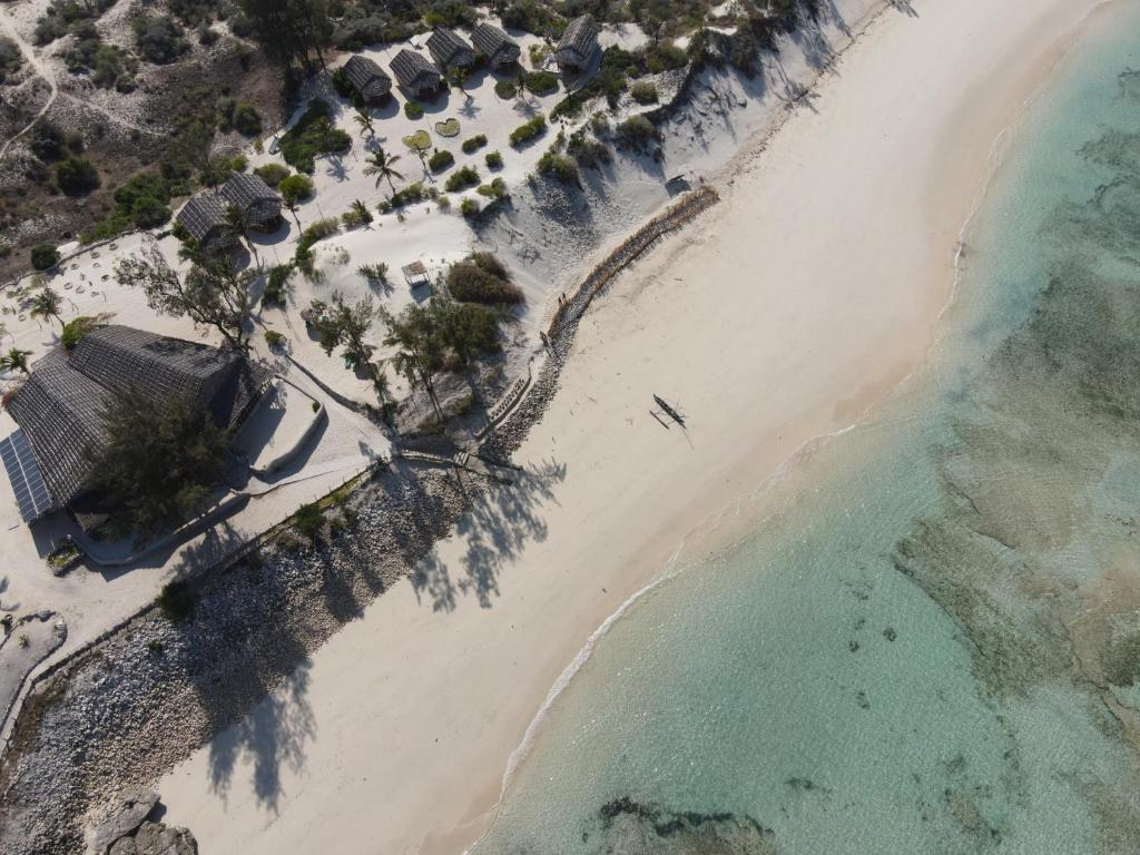 una vista aerea sulla spiaggia e sull'oceano di Laguna Blu - Resort Madagascar a Andavadoaka
