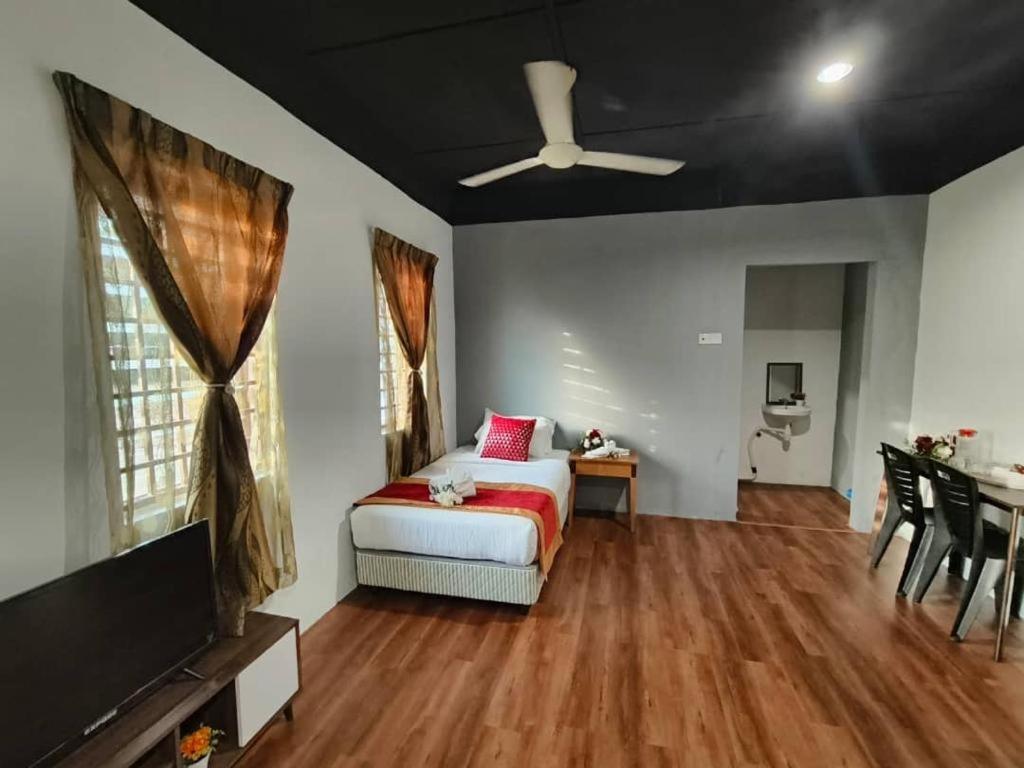 Postel nebo postele na pokoji v ubytování 1 Hati Homestay Sepang