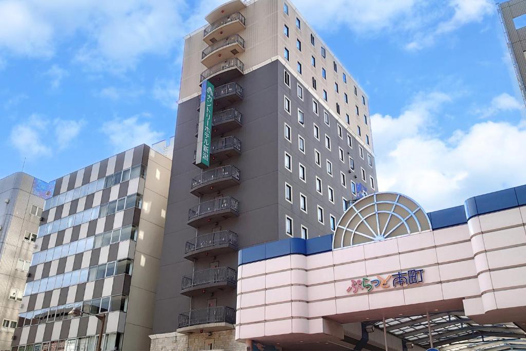 un edificio con un cartel en el costado en Country Hotel Niigata en Niigata