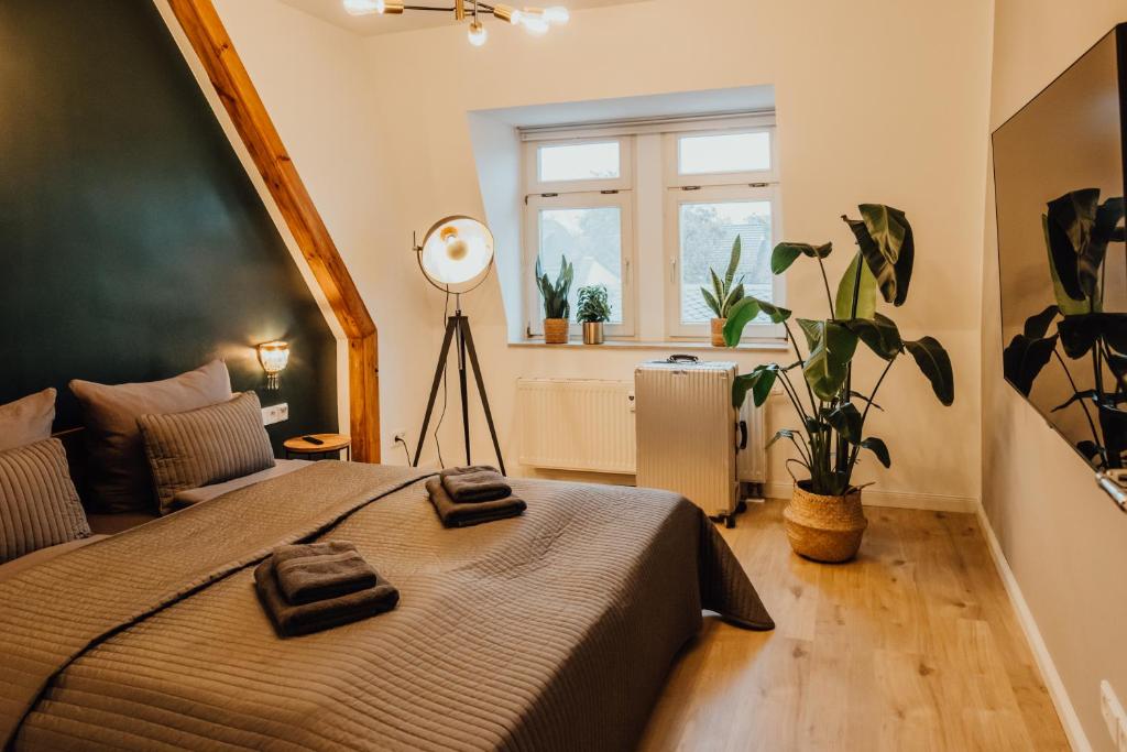 德勒斯登的住宿－Bestlage im Hechtviertel & frisch saniert，一间卧室设有一张大床和一个窗户。