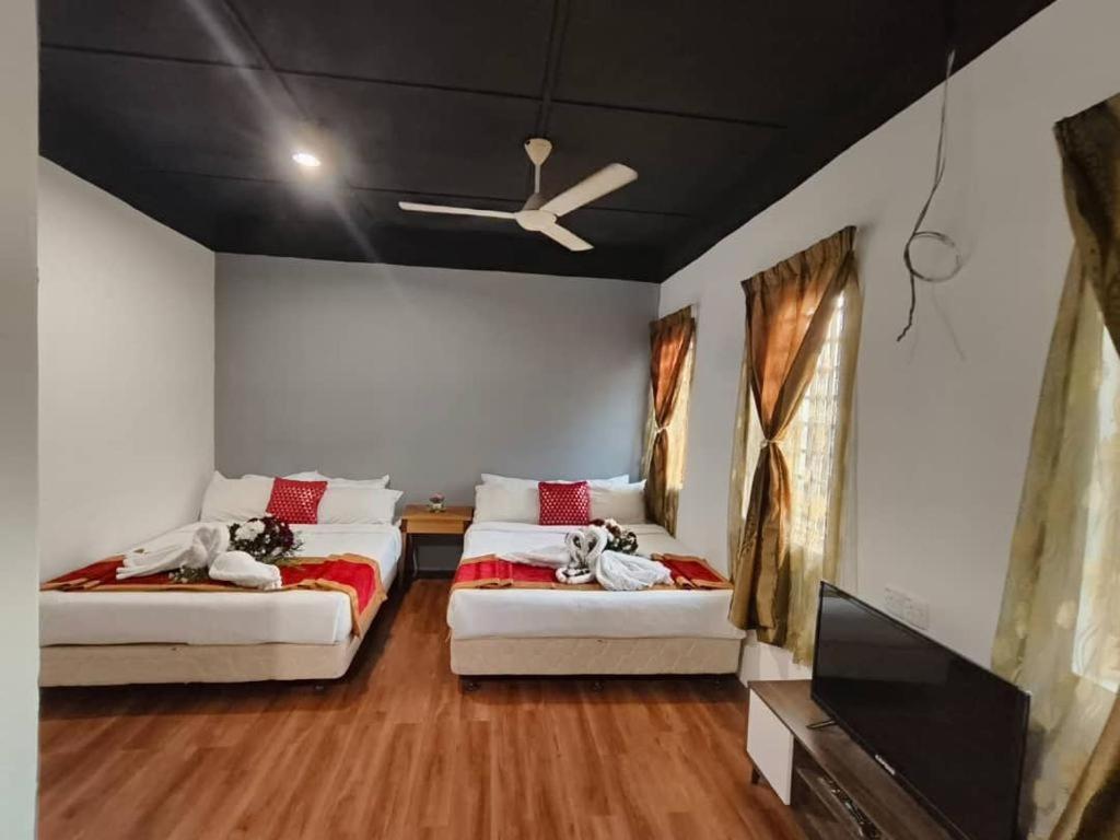 Postel nebo postele na pokoji v ubytování 1 Hati Homestay Sepang