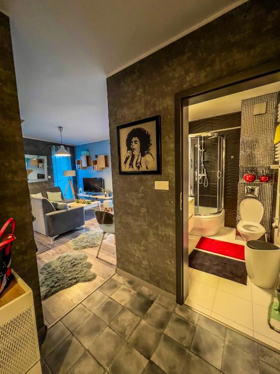 Cette chambre comprend un salon et une salle de bains. dans l'établissement Apartment by Opieszyn, à Września