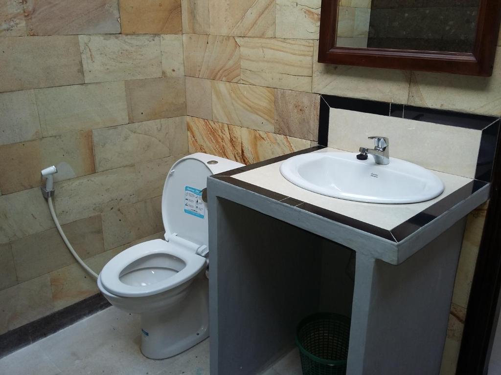 Koupelna v ubytování Puri Batu Inn