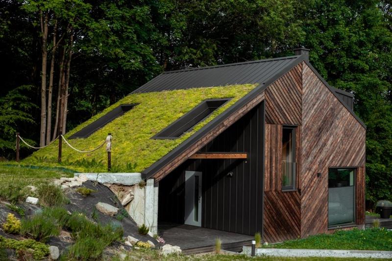 budynek z zielonym dachem z trawnikiem w obiekcie Krańcówka Szczyrk Dolna w Szczyrku