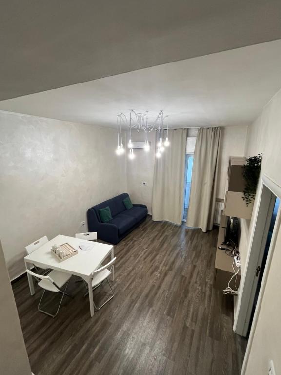 salon z niebieską kanapą i stołem w obiekcie Home Chiara w mieście Bari