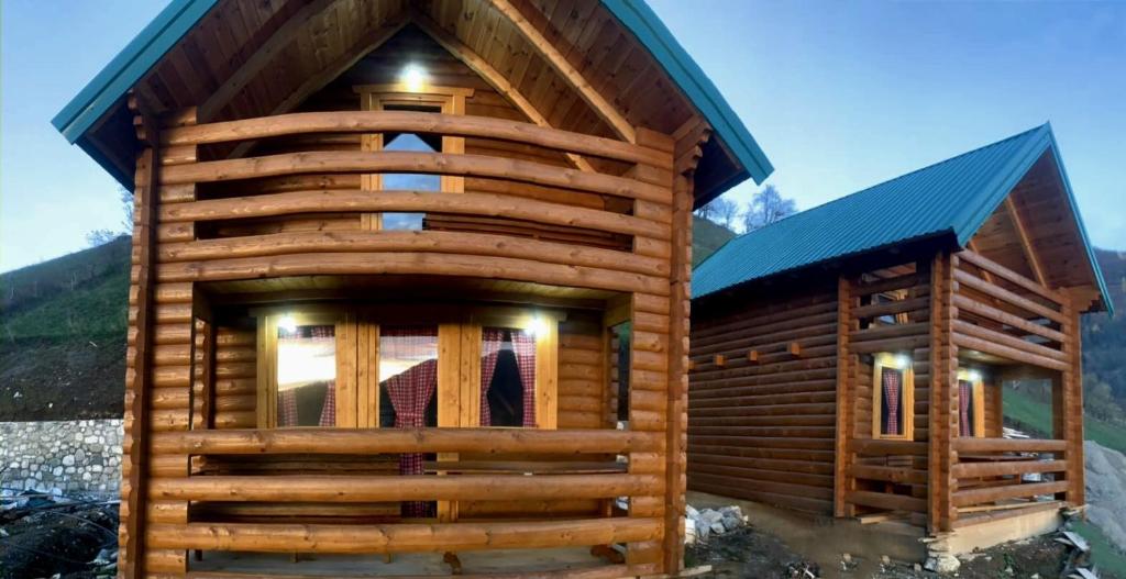 eine große Blockhütte mit einem Gamerleitdach in der Unterkunft Eco Village Jasavić II in Plav