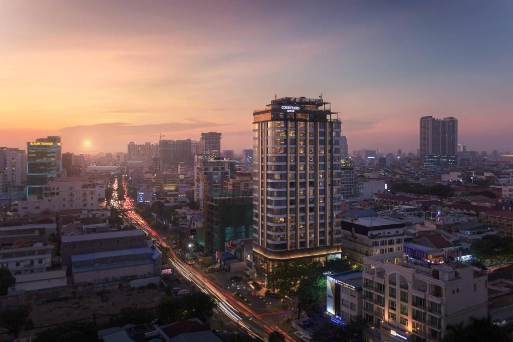 プノンペンにあるCourtyard by Marriott Phnom Penhの高層ビルのある夜の街並み