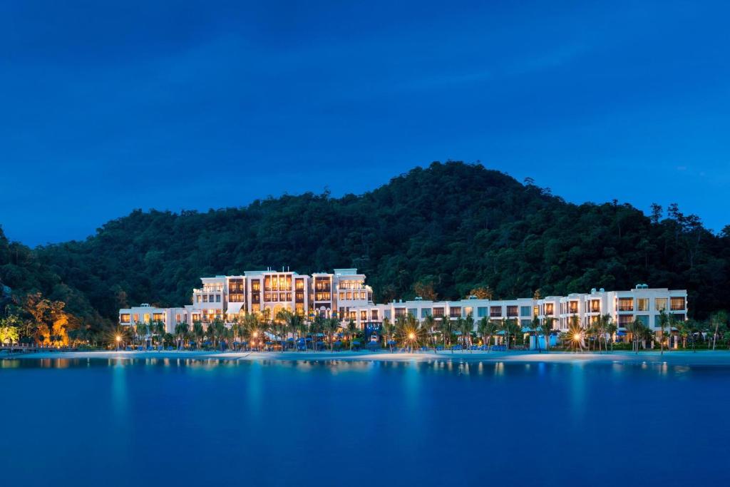 un complexe au bord d'une grande étendue d'eau dans l'établissement The St. Regis Langkawi, à Kuah