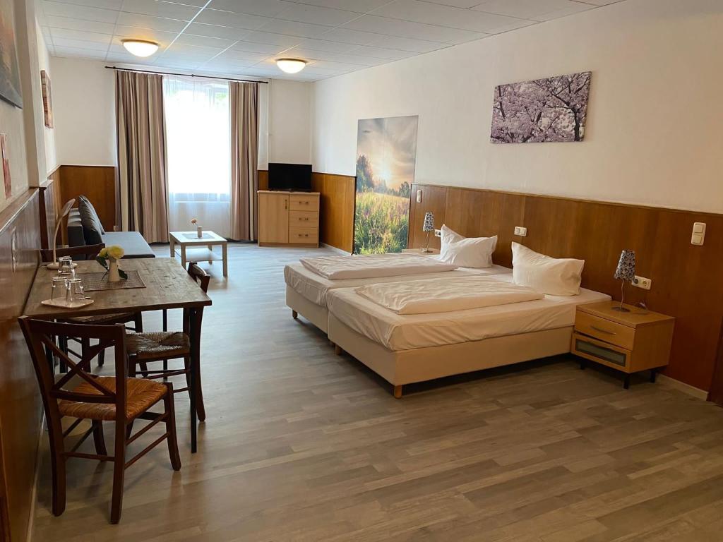 Postel nebo postele na pokoji v ubytování Hotel Sonne - Haus 2