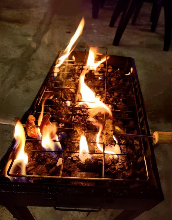 Gril dostupný pro hosty v hostelu