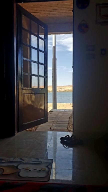 an open door with a view of the beach at Mooody nobin haws in Abu Simbel