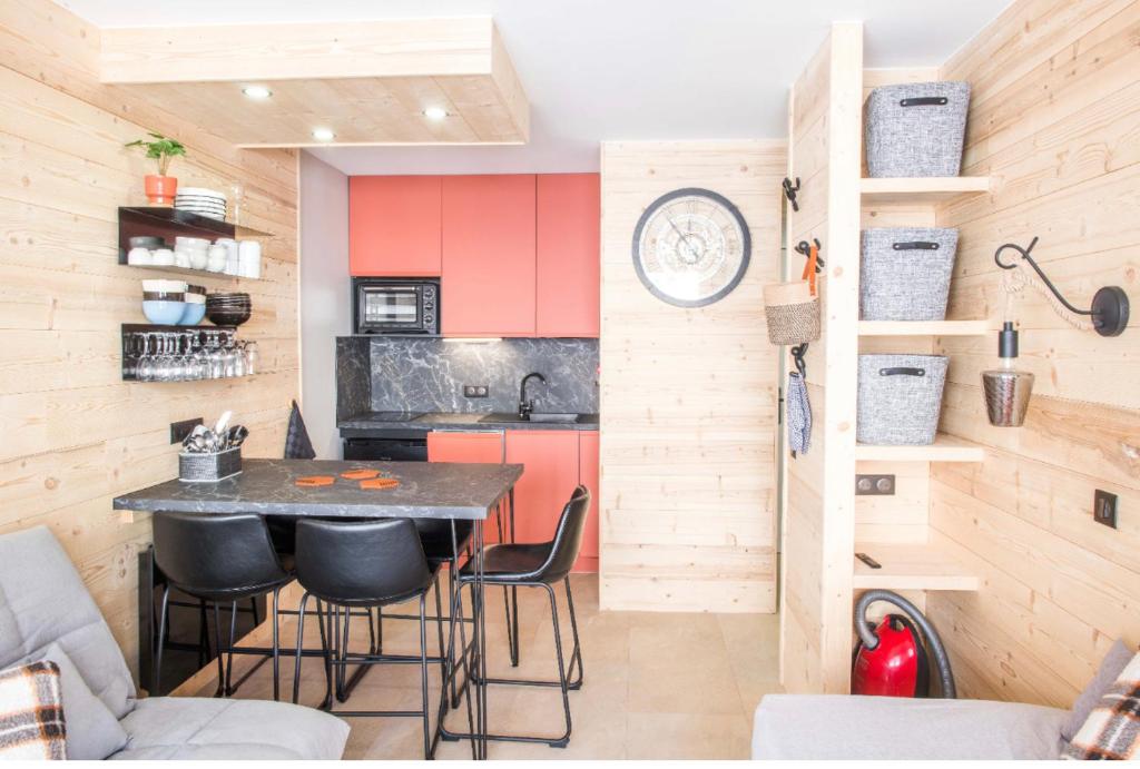 une cuisine avec une table et des chaises dans une pièce dans l'établissement f2 28 m2 n°405 5 personnes ski au pied/piscine, à Valmeinier