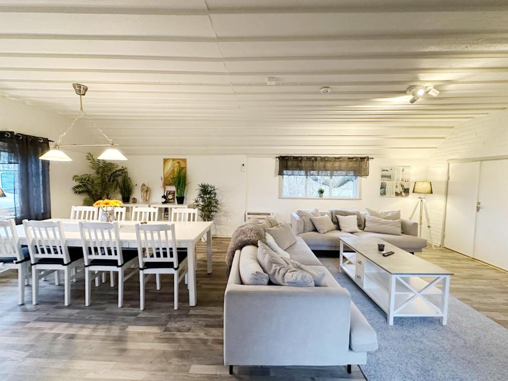 sala de estar con sofá y mesa en Ystad Holiday Houses en Ystad