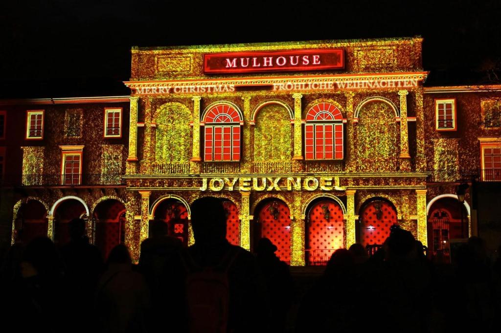 un edificio illuminato da luci natalizie di Appartement centre historique a Mulhouse