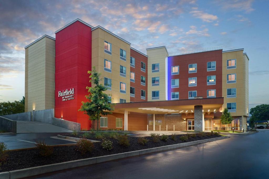 uma representação da frente de um hotel em Fairfield Inn & Suites by Marriott Athens-University Area em Athens