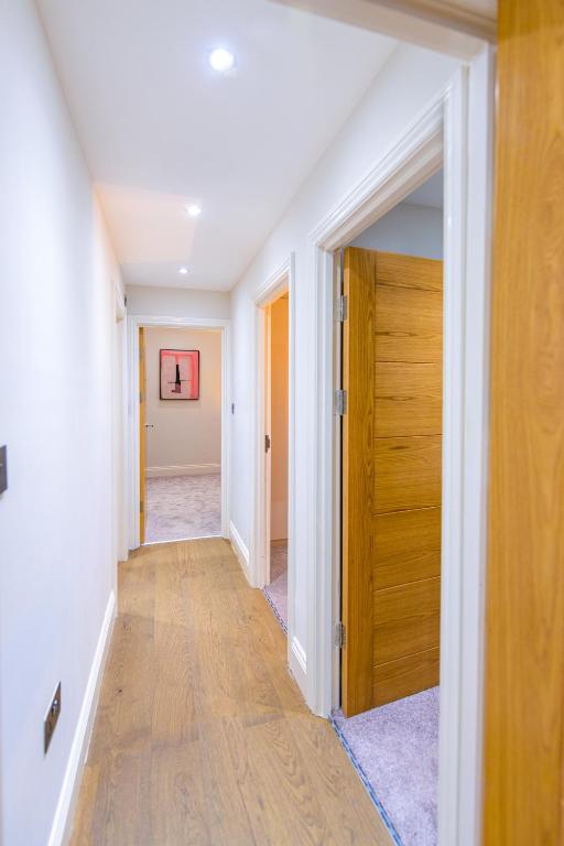 Ealing Residency - Three-Bedroom Apartment