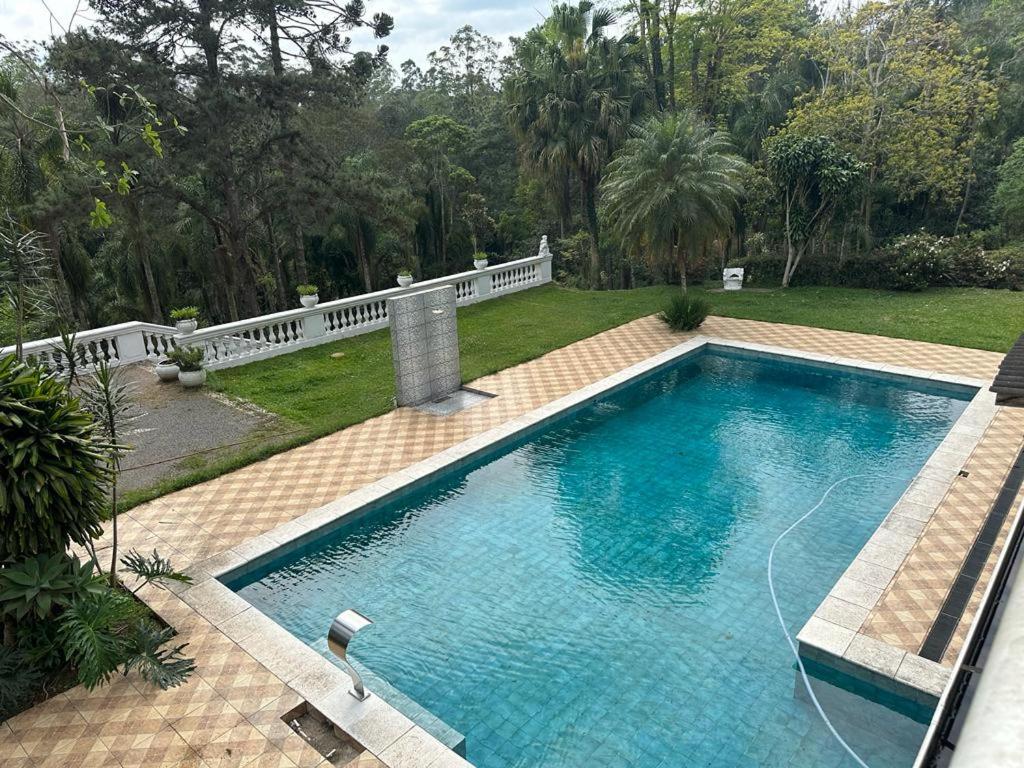 Pemandangan kolam renang di Casa de campo Embu das Artes atau di dekatnya