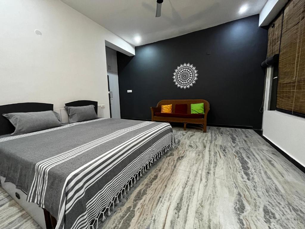 Postel nebo postele na pokoji v ubytování Metro Connected Homestay with Parkview