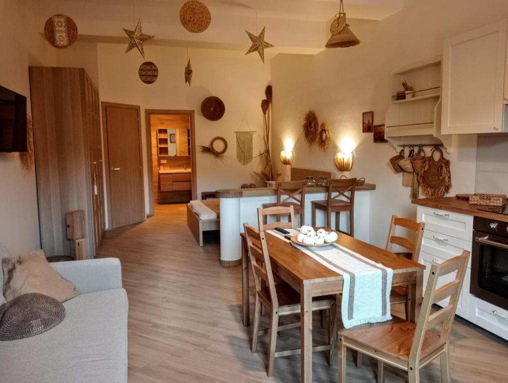 una cucina e un soggiorno con tavolo e sedie di Tratturo dei Greci, biocasa vacanza a Lesina