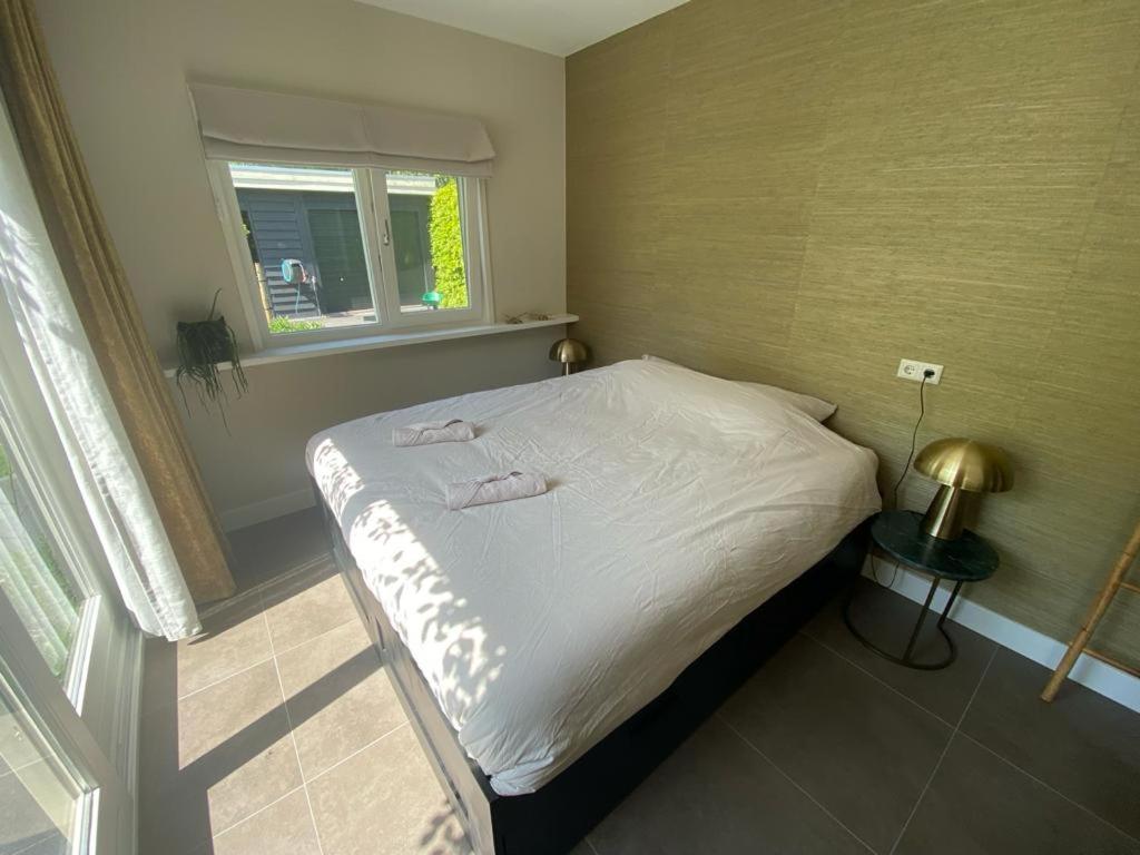 Un pat sau paturi într-o cameră la Noflik Heerenveen