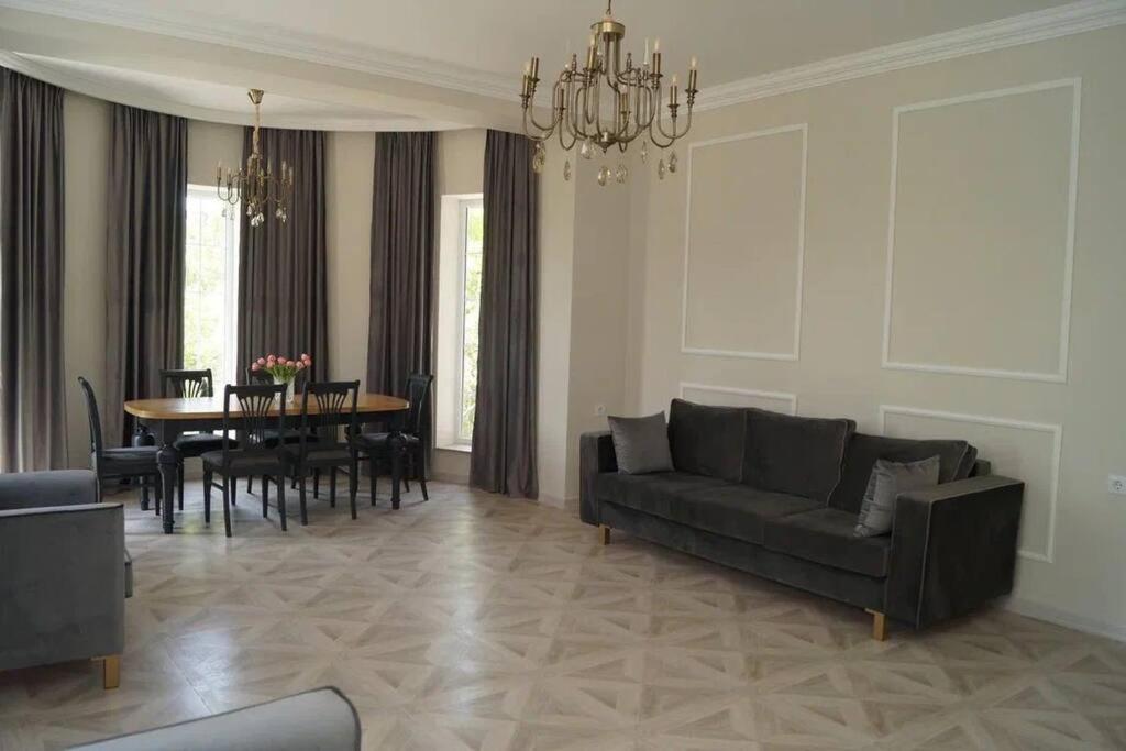 een woonkamer met een bank en een tafel bij New house in Jrvezh in Jerevan