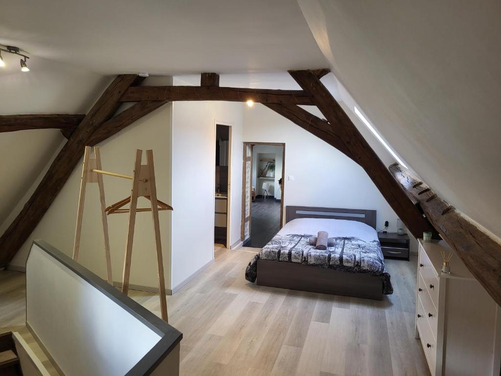Una cama o camas en una habitación de Appartement au pied du circuit de Magny-cours