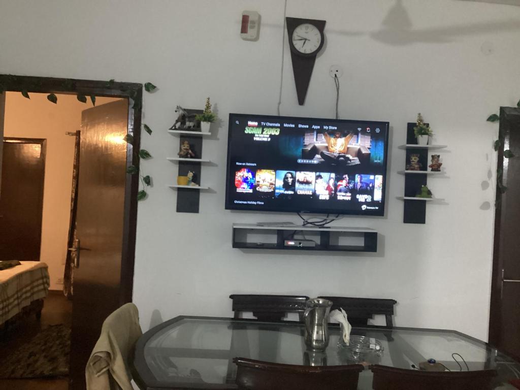 TV a/nebo společenská místnost v ubytování Parkland 4BHK independent floor
