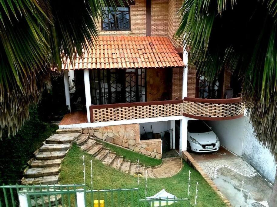 una casa con un coche aparcado delante de ella en Casa varandas vista para o mar, en Maceió