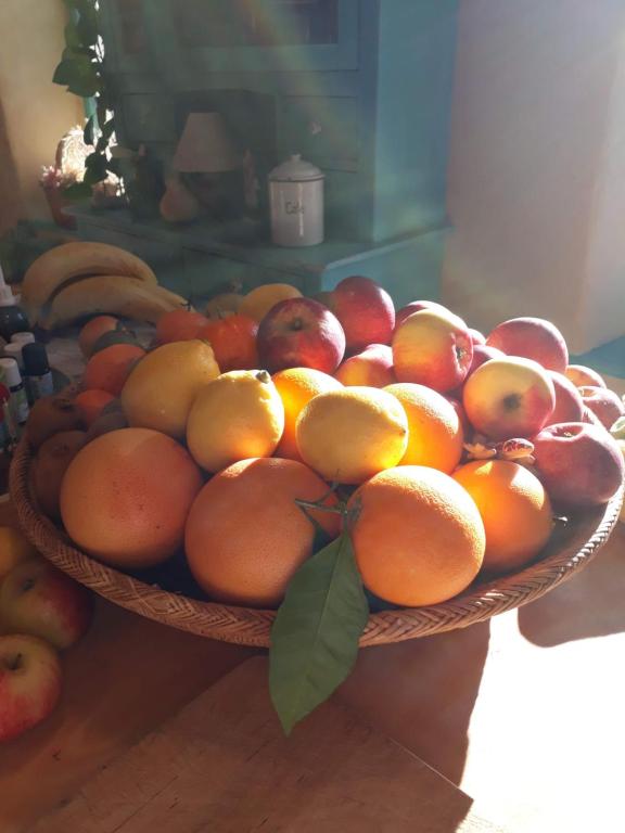 una cesta de fruta en una mesa de madera en Chez Cathy en Arzier